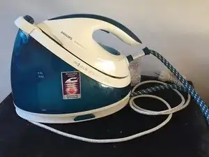 Etude d'un fer à repasser à vapeur à réservoir XL