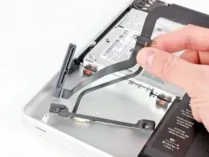 Remplacement de la nappe du disque dur du MacBook Pro 13" Unibody mi-2012