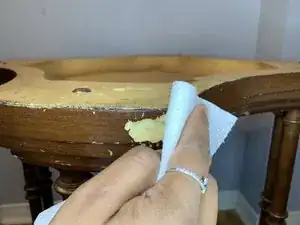 Comment réparer des meubles en bois ébréché