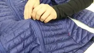 Tirez le curseur supérieur de la fermeture éclair vers le bas d'un coup sec.