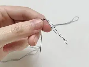 Comment fixer correctement une fermeture à crochet et à œil