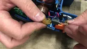 Placez le nouveau charbon dans le porte-charbon, puis insérez-le dans son logement.