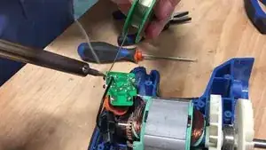 Avec de l’étain, ressoudez le fil sur le cadre pour le faire tenir.