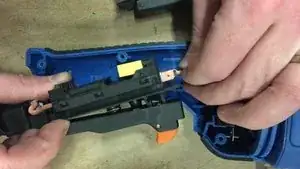 Replacez les fils du câble d'alimentation.