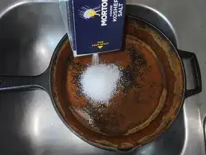 Comment saler une poêle en fonte