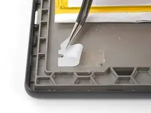 Comment appliquer l'adhésif du circuit imprimé du bouton de marche et de la nappe d'interconnexion dans votre liseuse Kobo Libra