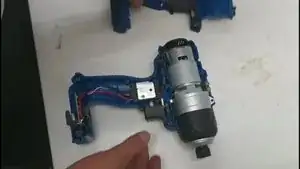 Positionnez la coque supérieure.