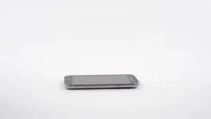 <em>Da-da ... da-da...</em> Les mâchoires de notre <a href="../../home/unavailable_offline?url=/products/iopener" class="product-link">iOpener</a> font la chasse à l'adhésif dans ce mini-morceau.