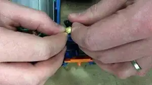 Reconnectez les charbons et vérifiez qu'ils tiennent bien.