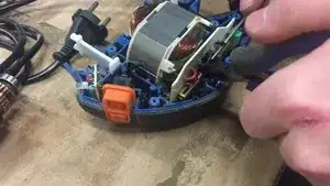 Grâce à une pince, attrapez le nouveau charbon pour l'insérer dans son logement.