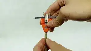 Pour tester les ruptures dans le fil à deux broches, maintenez l'objet conducteur en contact avec les deux broches et déplacez le cordon dans toutes les directions en commençant par l'extrémité à deux broches jusqu'à ce que vous atteigniez l'extrémité du cordon.