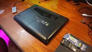 Maintenant que vous avez ouvert l'arrière de l'appareil, vous devez dévisser avec précaution la vis qui maintient l'ancien SSD en place et l'enlever délicatement. Insérez ensuite soigneusement le nouveau disque SSD et revissez-le. Félicitations, vous avez physiquement installé un nouveau SSD !