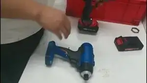 Enlevez la coque supérieure et désolidarisez le  Moteur de la Boite d'engrenages.