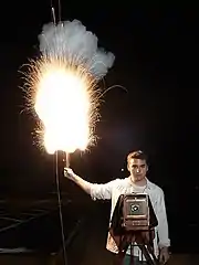 Le flash à inflammation électrique commercialisé en 1903 par Smith-Victor fonctionne toujours sans problème !