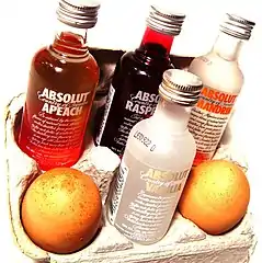 Voici une photographie de type « publicitaire » mais qui pour autant présente quelques défauts notables. Certaines zones sont nettement sur-exposées, et l'on voit ici apparaître le problème classique de la bouteille, exercice redoutable pour les apprentis photographes. C'est que le reflet dû au fond blanc a tendance à « manger » les contours des objets brillants. Le goulot de la bouteille en haut à gauche a quasiment disparu et les limites des capsules métalliques. En revanche, sur la bouteille du milieu, le reflet est utile au niveau du fond noir car il permet de retrouver la forme de la bouteille.