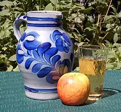 Une composition plutôt classique, composée d'objets très ordinaires, plutôt bien disposés et éclairés. On peut par contre reprocher le fond trop chamarré et qui ne permet pas de bien mettre le vase en évidence. S'agissant d'une haie, celle-ci aurait pu être rendue plus floue tout simplement en éloignant les objets. On opère de la même façon pour détacher un portrait d'un fond trop envahissant.