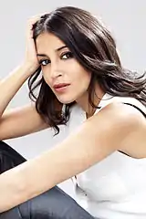 Leila Bekhti. Pour ce portrait féminin l'éclairage principal situé en haut à gauche est accompagné d'un réflecteur qui éclaire le visage par en-dessous, comme en témoignent les reflets dans les yeux. Un spot situé à droite apporte des touches de lumière qui donnent du relief aux cheveux.