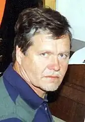 Berndt Egerbladh. Un exemple de portrait où le fond perturbe grandement la lecture de l'image ; il s'agit toutefois d'une photo de type « reportage », de sorte que bien des défauts peuvent être tolérés.