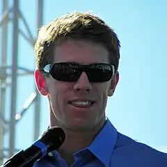 Un pas à gauche aurait permis d'éviter de cadrer cette structure qui semble sortir de l'oreille droite du modèle.