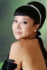 L'actrice Debra Marshall. Les plis du cou sont particulièrement visibles mais heureusement situés un peu dans l'ombre. L'épaule et le dos forment une large surface qui serait vraiment gênante si elle n'était pas un peu moins éclairée que le visage.