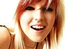 Des goûts et des couleurs, c'est bien connu, on ne discute pas ! On peut donc aimer passionnément cette photographie, son style, ou au contraire la détester, lui trouver des défauts techniques, etc. Mais force est de constater que ce portrait particulièrement dynamique est plein de vie.