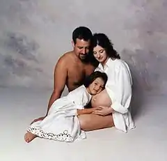 Attente en familleLà encore, une photo de studio, mais parfaitement digne de figurer en bonne place dans l'album de famille.