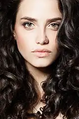 Une certaine douceur au contraire ici, un visage avec des traits réguliers et symétriques, un regard franc et direct, mais une ombre assez peu esthétique de l'aile gauche du nez (à droite sur la photo...)