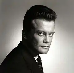 Gunnar Hellstrom. Un visage tourné vers la droite est généralement mieux éclairé avec une lumière venant de droite.