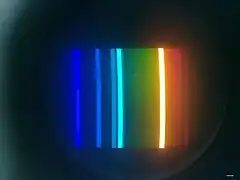 Raies spectrales de l'hélium ; leur présence simultanée dans un rayonnement lumineux caractérise la présence de cet élément