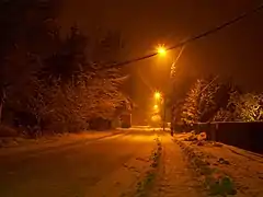 Éclairage d'une rue par des lampes à vapeur de sodium