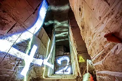 Lightpainting dans une carrière de calcaire en France (probablement aux Baux-de-Provence), les motifs visibles sur les parois ne sont évidemment qu'un jeu de lumières.