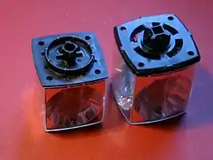 Flashcube à gauche, Magicube à droite