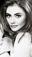 Un joli portrait de 3/4 mais on peut être gêné par le regard qui fuit en-dehors du cadre.