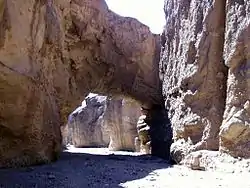 Natural Bridge Canyon, Death Valley : on voit bien ici que les zones directement éclairées sont vides, « brûlées », tandis que les ombres présentent une dominante bleu-violacé. Le ciel, lui aussi surexposé massivement, devait pourtant être d'un bleu intense.