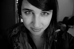 Les reflets dans les yeux sont souvent très utiles pour découvrir quel a été l'éclairage d'un portrait ! Il suffit d'agrandir cette photo d'un simple clic pour en être convaincu.