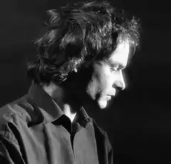 Un classique portrait de profil. On notera que le visage est éclairé de face, la lumière arrive donc perpendiculairement à la direction de la prise de vue, ce qui permet d'obtenir un certain modelé pour les formes du visage. Un peu trop peut-être, au niveau de la mâchoire et de la limite des cheveux.