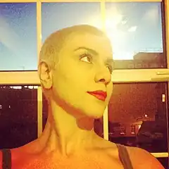 Mania Akbari, actrice, scénariste et réalisatrice iranienne. La forte contre-plongée réduit le front, accentue le menton et ouvre grandes les narines, la photographie est originale à défaut d'être conforme aux canons du genre.