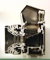 Appareil Praktica avec son miroir partiellement relevé