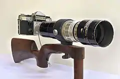 crosse artisanale résultant apparemment du recyclage d'un ancien fusil.