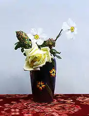 Le bouquet de fleurs se retrouve sur bien des natures mortes, comme sur cette photographie datée de 1905. La disposition centrée n'est a priori pas la plus recommandable, mais le vase sombre est discret et les fleurs claires permettent de rompre la monotonie.