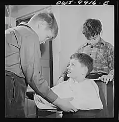 Putting a splint on a broken arm in first aid class