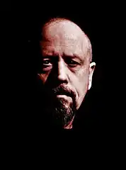 Les traits du visage, déjà fortement marqués, sont accentués ici par le choix d'un éclairage violent qui donne à ce portrait une allure presque impressionnante.