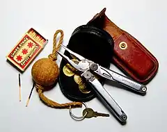 Un certain bric-à-brac dans cette photographie, avec des objets qui n'ont pas vraiment de rapport les uns avec les autres ; on peut toutefois émettre d'autres avis !