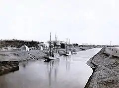 tirage à l'albumine restauré, le Canal de Suez à Ismailia vers 1860
