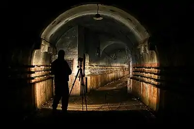 Deux photographes en action de peinture avec la lumière.