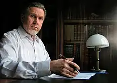 Dr. Sheinov, professeur de para-psychologie et auteur de livres à succès. La contre-plongée donne ici une certaine noblesse au personnage et contrebalance l'énorme main mise volontairement au premier plan.