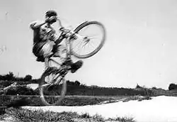 Wheeling en VTT à Montreuil-sous-Bois, « Buttes à Morel » (devenues le parc des Guilands), 1952.
