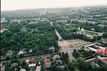 L'église de Tous-les-Saints, le monument aux morts et au second plan la gare en 2007.