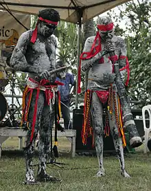 Joueurs de didjeridoo et clapstick (en) lors du festival Seabreeze.