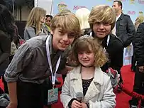Cole et Dylan Sprouse, avec Piper Reese (en)